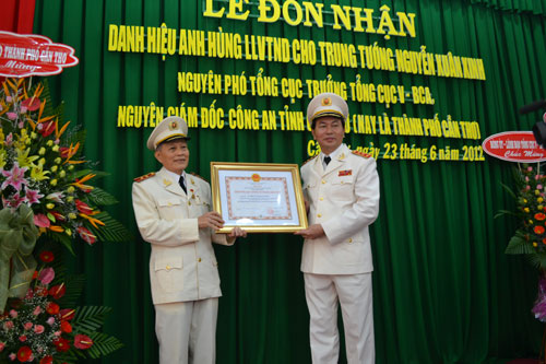 Trao tặng danh hiệu Anh hùng LLVT cho trung tướng Nguyễn Xuân Xinh