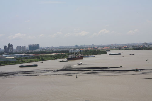 Bụi than tràn trên sông Sài Gòn 4