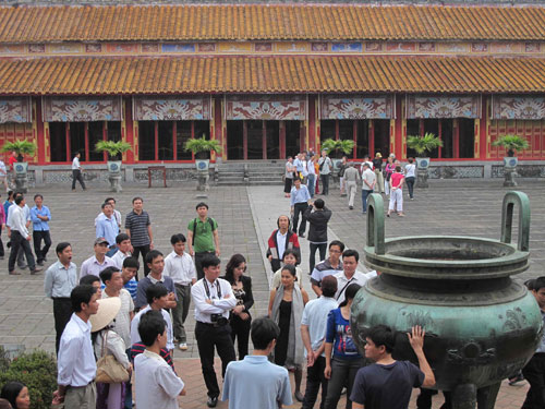 Khách nội quay lưng tour nội