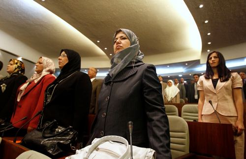 Các nữ chính trị gia tham gia một kỳ họp quốc hội Algeria ngày 26.5 - Ảnh Reuters