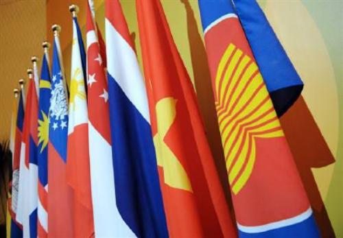 Quốc kỳ của 10 nước thành viên ASEAN bao gồm: Việt Nam, Brunei, Campuchia, Indonesia, Malaysia, Myanmar, Philippines, Singapore, Thái Lan - Ảnh: Reuters