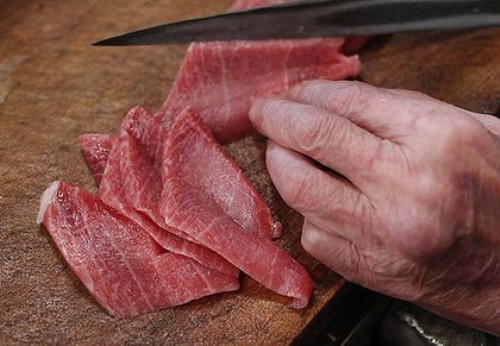 Dùng cá ngừ để chế biến món sashimi - Ảnh: Reuters