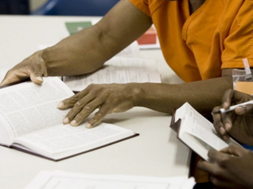 Đọc sách để giảm án tù - Ảnh: AFP