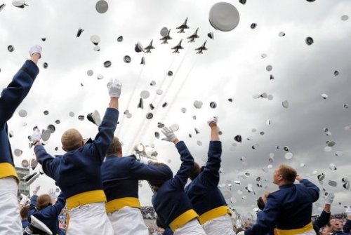 Các học viên Không quân Mỹ ăn mừng lễ tốt nghiệp - Ảnh: AFP