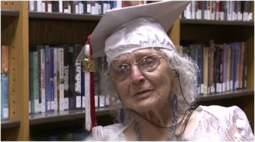 Bà Ann Colagiovanni (97 tuổi) đến trường nhận bằng tốt nghiệp - Ảnh chụp màn hình video của FoxNews