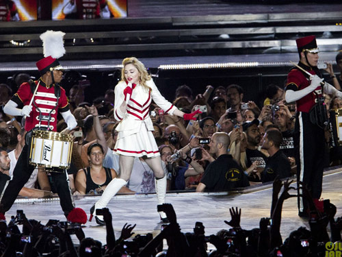 Madonna bắt đầu tour diễn vòng quanh thế giới