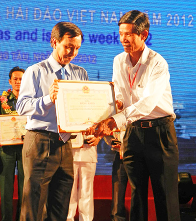 Thanh Niên nhận giải thưởng Biển xanh quê hương 