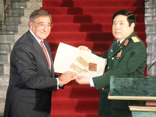  trưởng Panetta đã trao lại cho Bộ trưởng Phùng Quang Thanh 