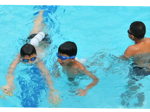 trẻ em tập bơi