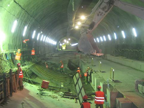 Lao động của Công ty Cavico thi công một đường hầm tại Algeria 