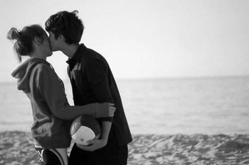 Ở t&ugrave; v&igrave;&hellip; cưỡng h&ocirc;n phụ nữ