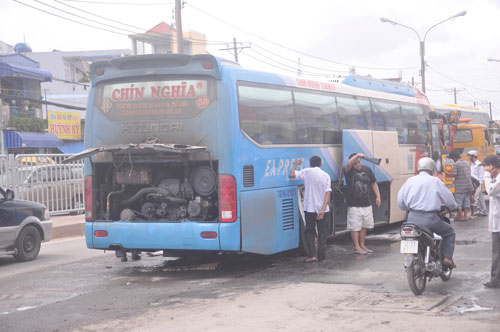 Cháy xe khách gần 50 hành khách hốt hoảng 1