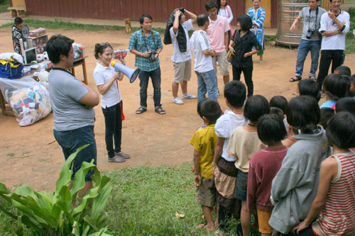 Sinh viên VN tặng quà cho học sinh Thái Lan -nd2