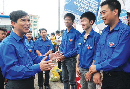 anh Dương Văn An - Bí thư T.Ư Đoàn thăm tình nguyện viên Tiếp sức mùa thi