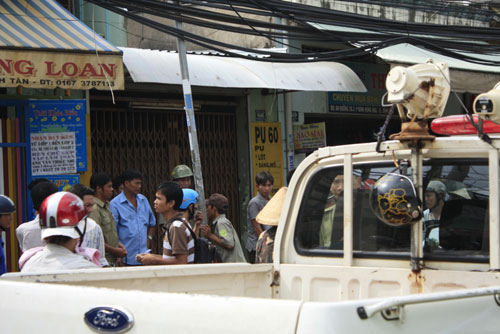 Cháy tiệm sơn PU, 14 cháu bé sơ tán - 1