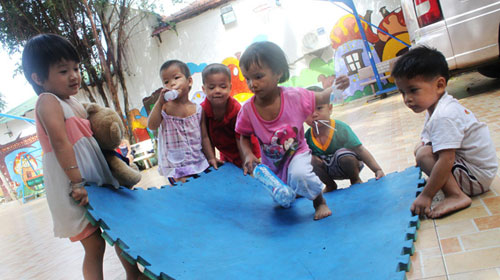 Những đứa trẻ con công nhân ở Trung tâm nhân đạo Quê Hương (Bình Dương) 