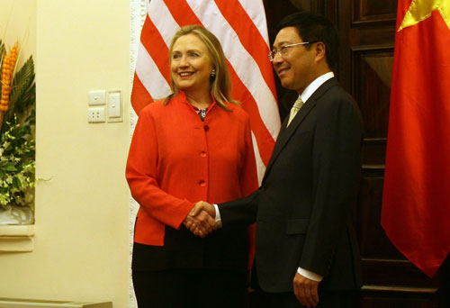 Ngoại trưởng Hillary Clinton và Bộ trưởng Ngoại giao Phạm Bình Minh trước hội đàm