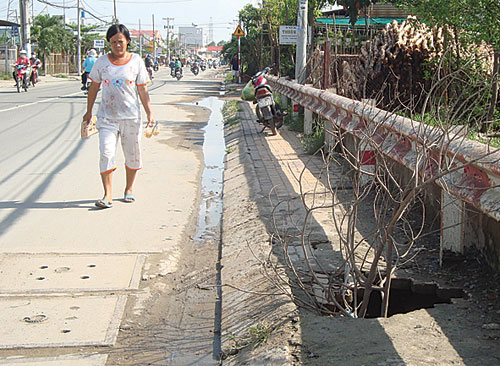 “Giếng” trên vỉa hè - d