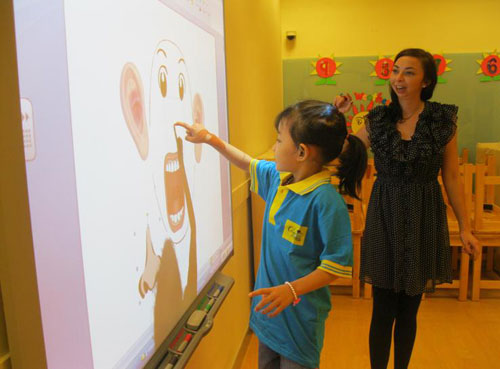 Lớp học được trang bị các phương tiện hiện đại giúp hỗ trợ các em nhỏ tiếp thu kiến thức hiệu quả