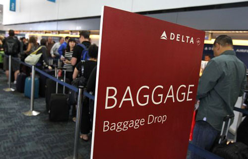 Hành khách của Delta Airlines chờ kiểm tra hành lý