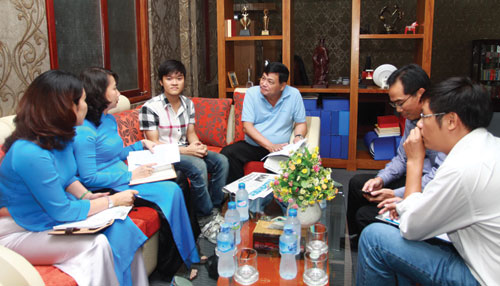 Nhà báo Nguyễn Công Khế và đại diện Eximbank trao đổi với Vưu Thông Nguyên 