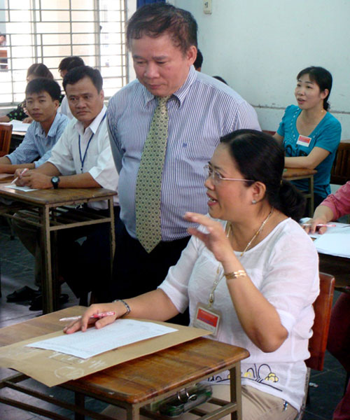 Điểm sàn tuyển sinh năm 2012 sẽ công bố trước ngày 10.8 - Thứ trưởng Bùi Văn Ga trao đổi với cán bộ chấm thi tại ĐHCT 