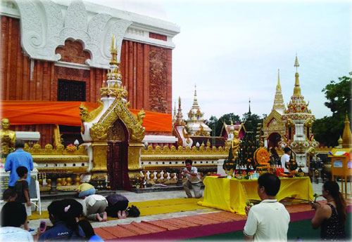 Người Việt trên đất Thái: Thợ ảnh ở Wat Phra That Phanom 2
