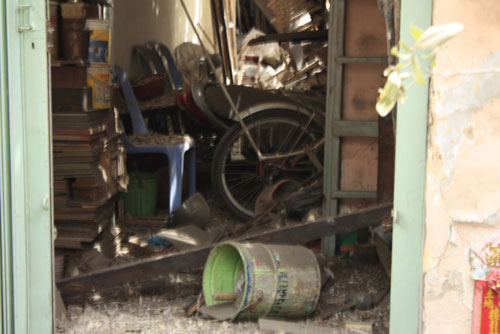 Vật dụng của căn nhà số 165/42 Nguyễn Thái Bình (P.Nguyễn Thái Bình, Q.1) bị đè trong đống đổ nát
