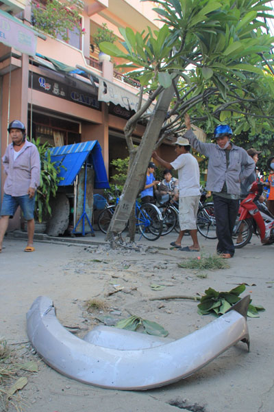Ô tô “điên” cán chết 7 người, 3 người bị thương nặng - Một phần đầu xe văng ra tại hiện trường