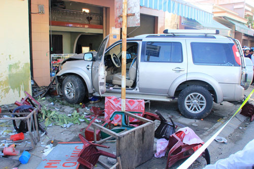 Ô tô “điên” cán chết 7 người, 3 người bị thương nặng - Hiện trường hỗn độn sau khi chiếc ô tô tông vào