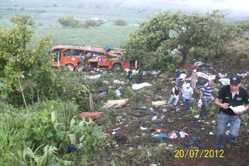 Xe buýt lao xuống hẻm núi ở Mexico, 26 người chết 1
