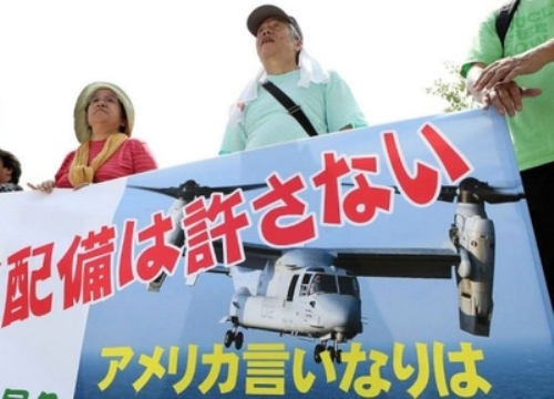 Người dân Nhật Bản biểu tình do lo ngại độ an toàn của máy bay MV-22 Osprey - Ảnh: AFP
