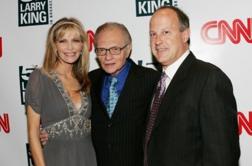 Chủ tịch CNN, ông Jim Walton (phải), cùng Laryy King (giữa), và vợ của King (trái) hồi năm 2007 - Ảnh: AFP