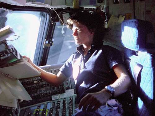 Nữ phi hành gia Sally Ride trên tàu vũ trụ Challenger - Ảnh: Reuters