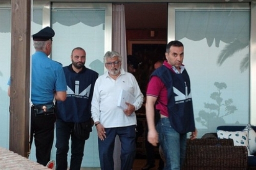 Vua phó mát Mozzarella, ông Mandara (áo trắng) bị bắt - Ảnh: AFP