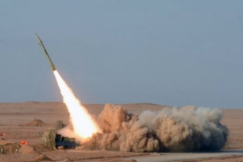 Iran phóng tên lửa tầm ngắn thử nghiệm thành công - Ảnh: AFP