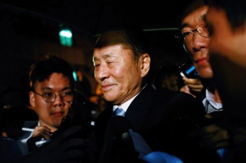 Ông Lee Sang-Deuk được đưa đến trại giam - Ảnh: AFP
