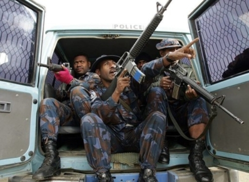 Cảnh sát Papua New Guinea tiến hành chiến dịch truy quét các thành viên giáo phái ăn thịt người - Ảnh: AFP