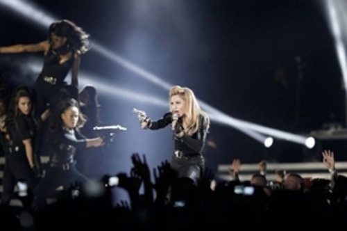 Ca sĩ Madonna lưu diễn ở Pháp vào ngày 14.7 - Ảnh: AFP