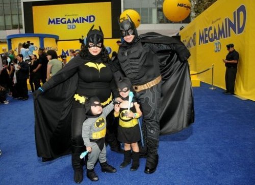 Một gia đình mặc trang phục Batman - Ảnh: AFP