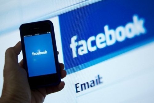 Uzbekistan lo ngại Facebook “tẩy não” thanh niên nước này - Ảnh: AFP