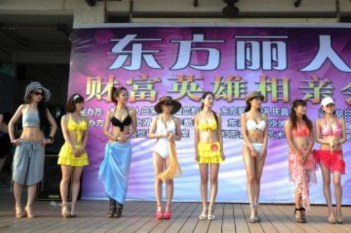 Các cô gái tham gia cuộc thi tuyển vợ cho đại gia Trung Quốc hồi năm 2011 (phần thi áo tắm) - Ảnh: GlobalPost