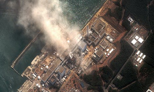 Khói bốc ra từ nhà máy điện hạt nhân Fukushima bị sự cố hồi tháng 3.2011 - Ảnh: Reuters