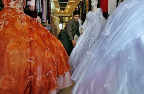 Một cửa hiệu áo cưới ở Iraq - Ảnh: AFP