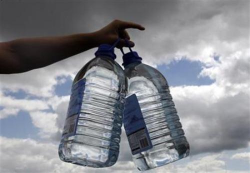 Uống nước quá ít hay quá nhiều đều ảnh hưởng đến sức khỏe - Ảnh Reuters