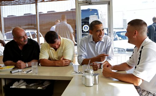 Tổng thống Mỹ Barack Obama dùng điểm tâm tại nhà hàng Ann's Place - Ảnh: Reuters