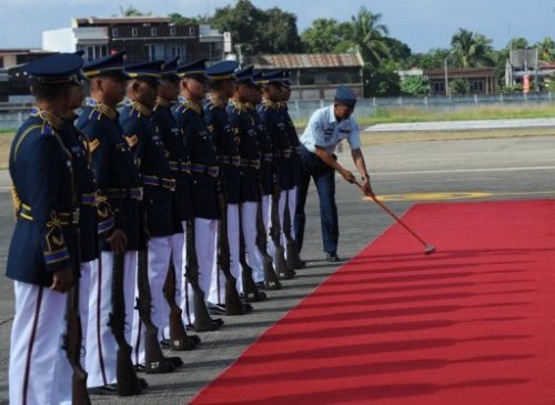 Binh sĩ Hải quân Philippines tập dượt nghi thức đón chính khách - Ảnh: AFP