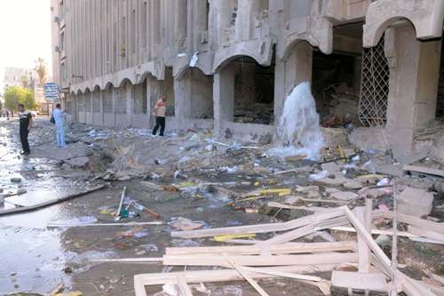 Một tòa nhà bị dội bom ở thành phố Aleppo, bắc Syria ngày 30.6 - Ảnh: Reuters