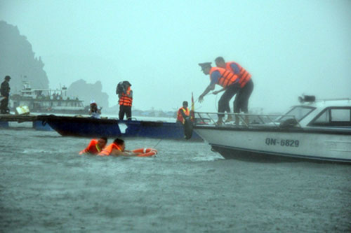 Quảng Ninh: Diễn tập cứu hộ, cứu nạn trên biển trong mưa lớn 5