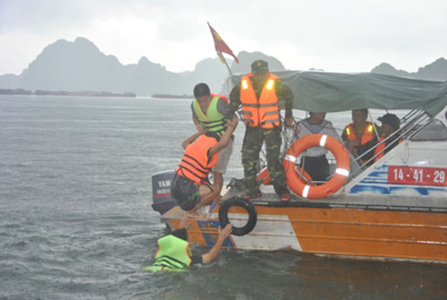 Quảng Ninh: Diễn tập cứu hộ, cứu nạn trên biển trong mưa lớn 6